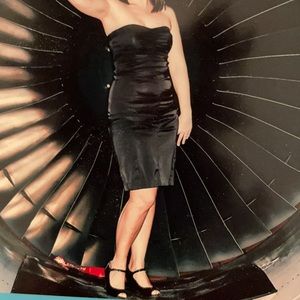 That little black strapless sweetheart dress 😍